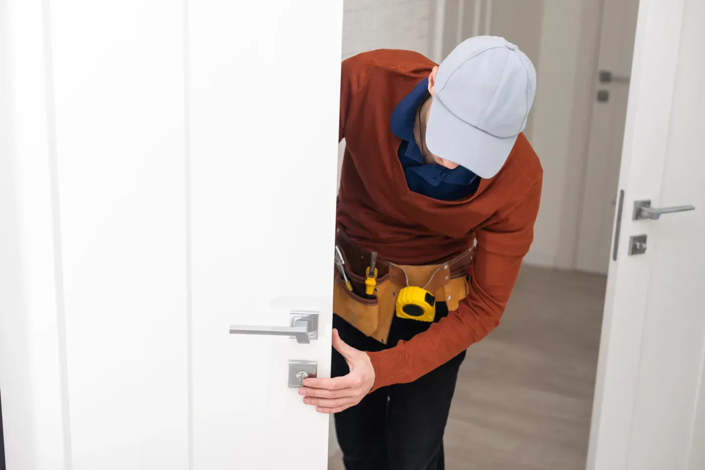 Pose d'un cylindre et d'une clé sur une porte blindée